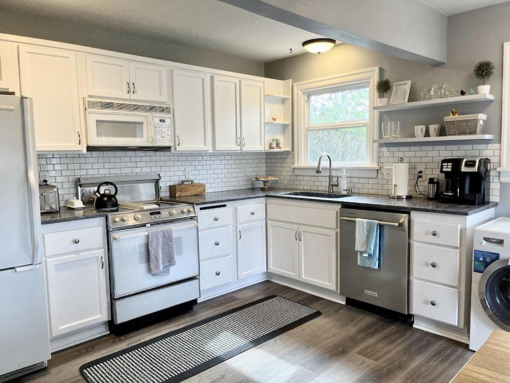 Modern 2 Bedroom Farmhouse Cottage With Hot Tub In Snohomish Eksteriør bilde