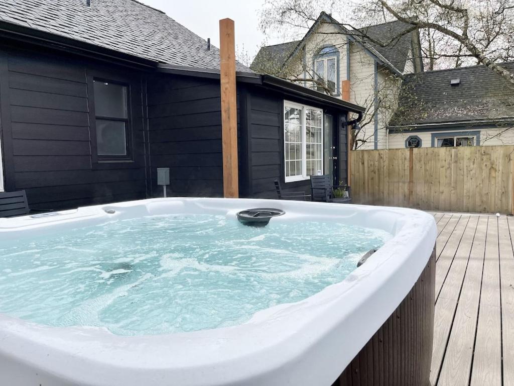 Modern 2 Bedroom Farmhouse Cottage With Hot Tub In Snohomish Eksteriør bilde