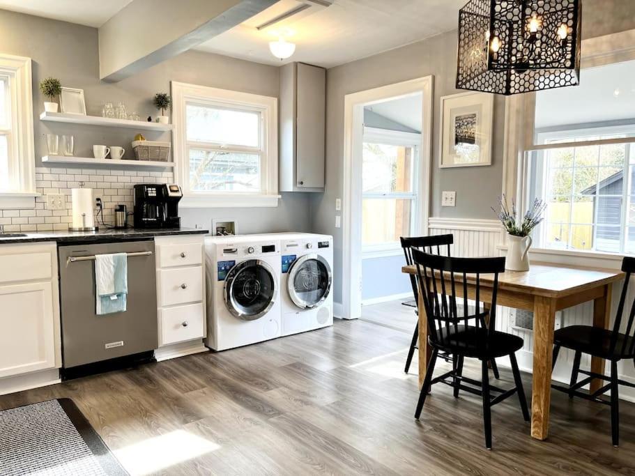 Modern 2 Bedroom Farmhouse Cottage With Hot Tub In Snohomish Eksteriør bilde